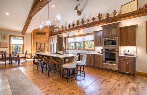 Blue Eye House | Labor Day Open, Vaulted Ceilings, Gourmet Kitchen Appliances, Hot Tub, Car Charger, Cmty Pool