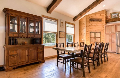 Blue Eye House | Labor Day Open, Vaulted Ceilings, Gourmet Kitchen Appliances, Hot Tub, Car Charger, Cmty Pool