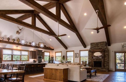 Blue Eye House | Labor Day Open, Vaulted Ceilings, Gourmet Kitchen Appliances, Hot Tub, Car Charger, Cmty Pool
