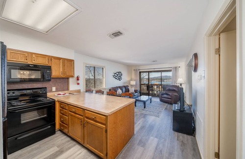 Lake Hamilton Condo | Labor Day Special! South Shore 1 bdrm/Cabana/MiniGolf/Pickleball/2 PoolsGameroom
