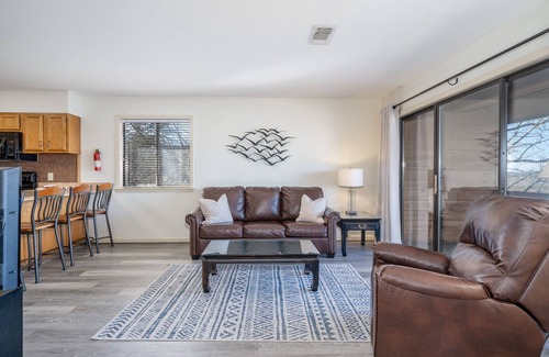 Lake Hamilton Condo | Labor Day Special! South Shore 1 bdrm/Cabana/MiniGolf/Pickleball/2 PoolsGameroom
