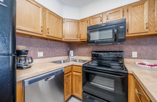 Lake Hamilton Condo | Labor Day Special! South Shore 1 bdrm/Cabana/MiniGolf/Pickleball/2 PoolsGameroom