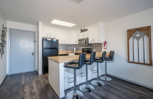 Lake Hamilton Condo | Labor Day Special! South Shore 1 bdrm! Gameroom, Mini-Golf, Pickleball, 2 Pools!