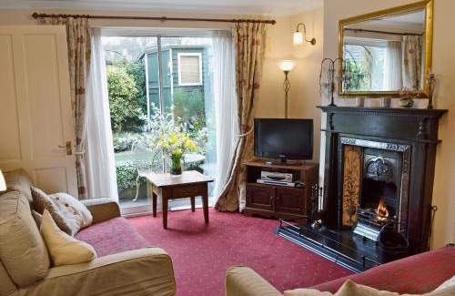 Ashbourne House | Lace Cottage