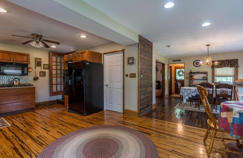 Camptown House | LaceyVilla - Huge home in Endless Mountains