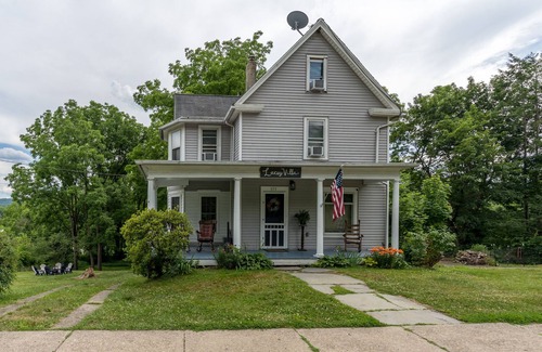 Camptown House | LaceyVilla - Huge home in Endless Mountains