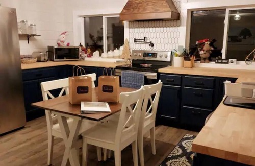 Thompson Cottage | Lackawanna Lodge - Cozy two bedroom cottage