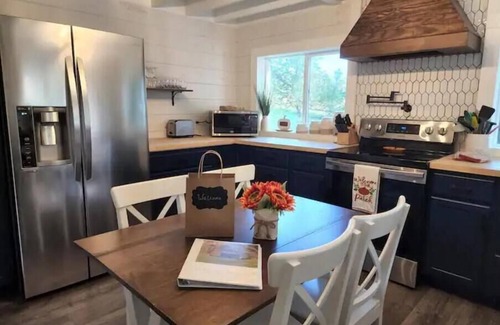 Thompson Cottage | Lackawanna Lodge - Cozy two bedroom cottage