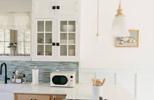 Conestoga House | Lady Grey Cottage | Hot Tub, Fireplace, King Bed, Countryside Escape