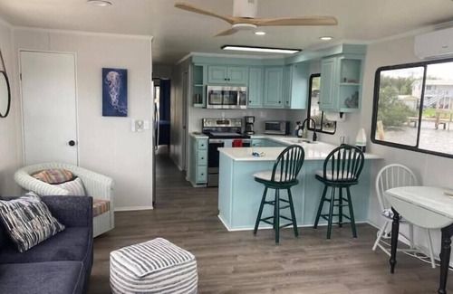 Oak Hill Boat Rental | Lagoon Houseboat