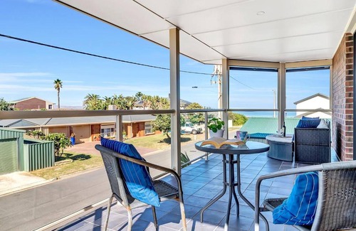Seaford House | Laidback Seaford Family Retreat 200m from Beach