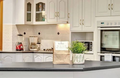 Seaford House | Laidback Seaford Family Retreat 200m from Beach