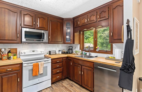 Livingston House | Lake Anna Rental-3min walk! Gated 3BR, covered game barn, king bed, fire pits