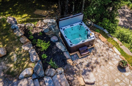 Labelle Ski Chalet | Lake and Pool Table - Au Pied du Lac