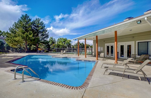 Highlands Condo | Lake Arbor Penthouse Suite🐠Short walk to Arbor Lake, gym, dining and shopping!