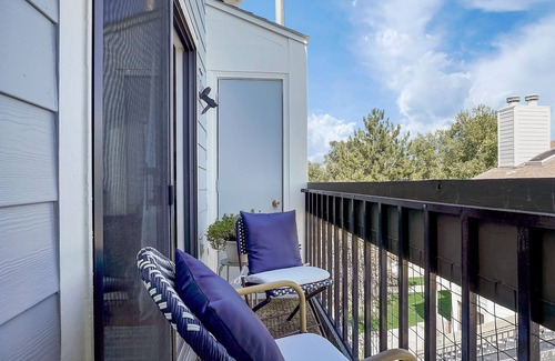 Highlands Condo | Lake Arbor Penthouse Suite🐠Short walk to Arbor Lake, gym, dining and shopping!