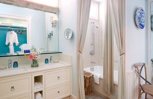 Lake Austin Village Hotel | Lake Austin Spa Resort, Hot Tub Cottage 2 Queen Beds, Nature Escape & Lake Views
