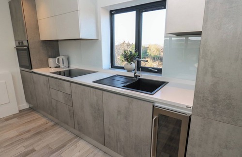 Littleborough Cottage | LAKE BANK VIEWS, romantic, with a garden in Littleborough