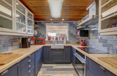 Twin Lakes Cabin | Lake Cabin w/King Bed, Foodie Kitchen, & Views