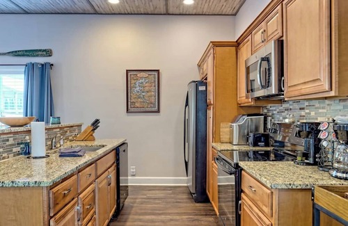 Hiawassee House | Lake Chatuge Bungalow - by Chatuge Home Concierge Lake and mountain view, fire pit, pet friendly