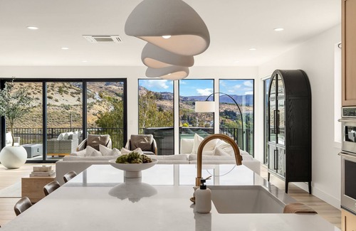 Chelan Villa | Lake Chelan Luxury Villa – Stunning Views l Beach Pool Spa Sauna