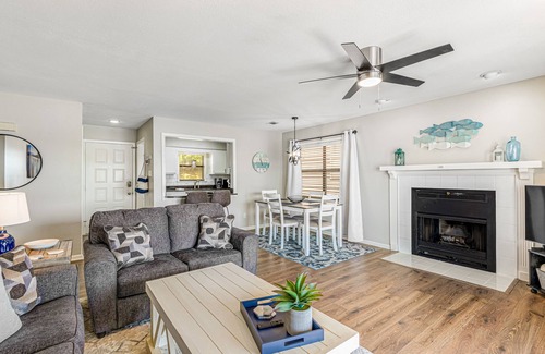 Rockwell Condo | Lake Condo w/View & Pool