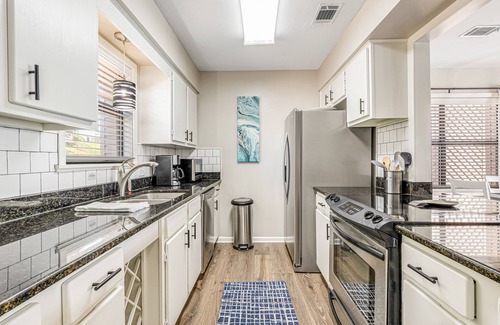 Rockwell Condo | Lake Condo w/View & Pool