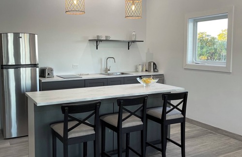 William's Town Cottage | Lake Cottage: Relaxing Cottage with jacuzzi -2 mn walk to Tropic of Cancer beach