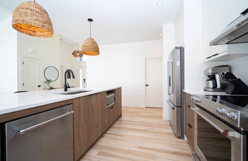 Youbou House | Lake Cowichan Lookout | Lakefront | Hot Tub | Pets