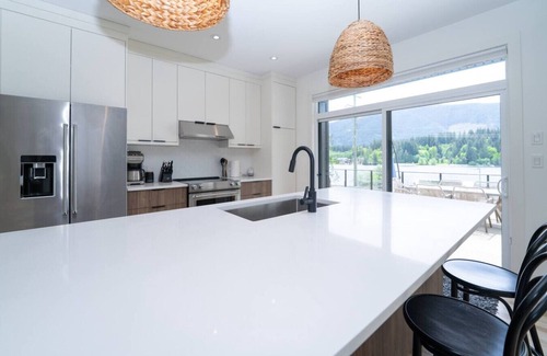 Youbou House | Lake Cowichan Lookout | Lakefront | Hot Tub | Pets