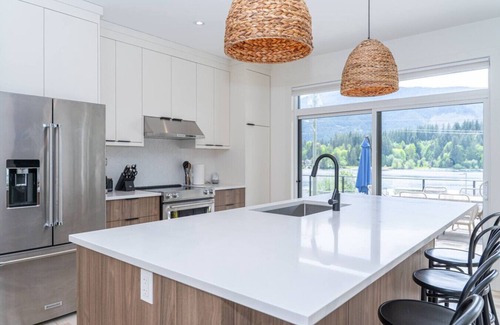 Youbou House | Lake Cowichan Lookout | Lakefront | Hot Tub | Pets