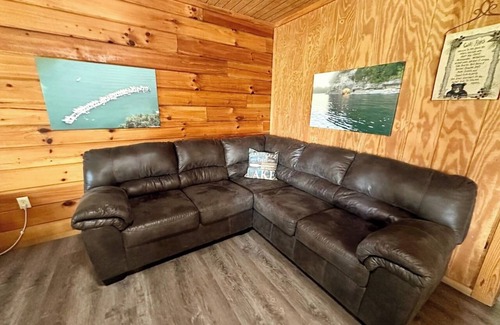 Russell Springs Cabin | Lake Cumberland Marina-Cabin 106
