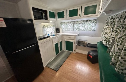 Dandridge RV Rental | Lake Daze Cozy Camper in Dandridge TN on Lake Douglas. Close to Attractions!