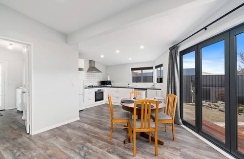 Lowburn House | Lake Dunstan Cottage - Cromwell Holiday Home