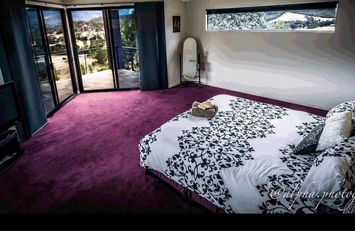 Eildon House | Lake Eildon Heights is situated on 30 acres adjoining 600 acres of