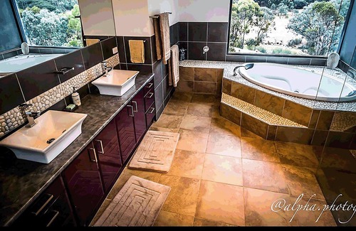 Eildon House | Lake Eildon Heights is situated on 30 acres adjoining 600 acres of