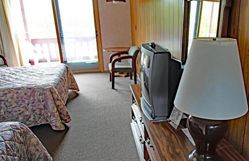 Copper Harbor Hotel | Lake Fanny Hooe Resort-2 Bed With Balcony #21 Hotel Room