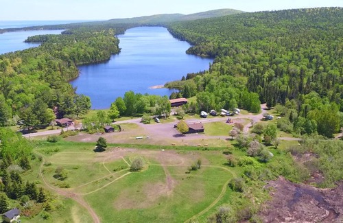 Copper Harbor Hotel | Lake Fanny Hooe Resort-2 Bed With Balcony #21 Hotel Room