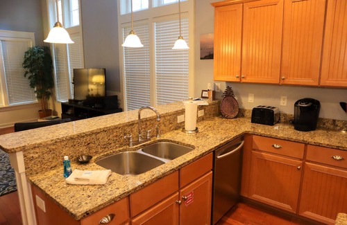 Laurel Grove House | LAKE FRONT-Free Golf & Activities~Golf Cart~Pool~Hot Tub~WiFi~Pets Considered