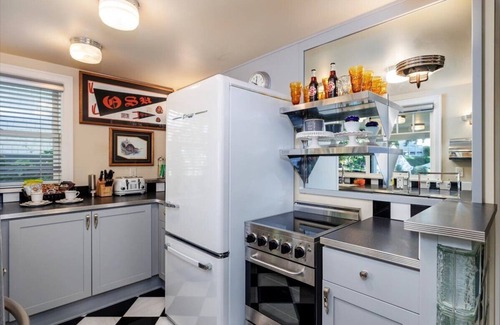 Lake Oswego House | {Lake Front Fun} The Little Cottage on West Bay of Lake Oswego