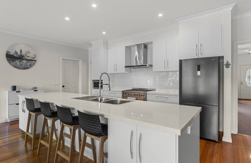 Lake Wendouree House | Lake Gardens Retreat:Walk to Lake, Space to Unwind