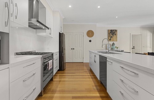 Lake Wendouree House | Lake Gardens Retreat:Walk to Lake, Space to Unwind