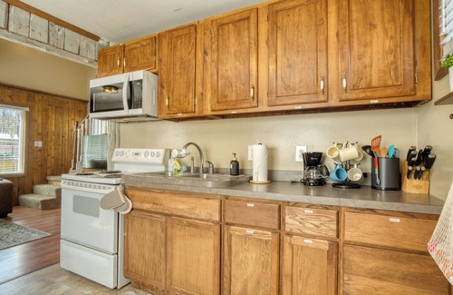 Lake George Cottage | Lake George Getaway: Cozy cottage w/kayaks, cornhole, Xbox, volleyball