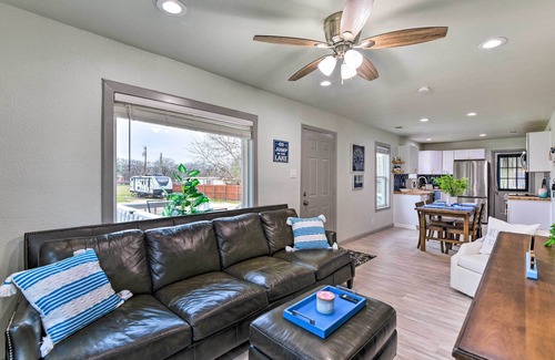 Granbury Cottage | Lake Granbury Getaway ~ 1 Block to Waterfront