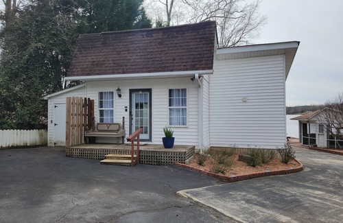 Waterloo House | Lake Greenwood Lodge- Main house and Guesthouse