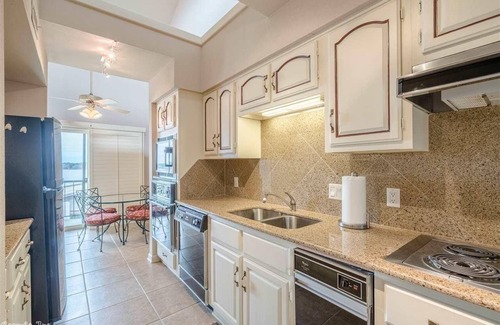 Lake Hamilton Condo | Lake Hamilton Penthouse! 2/2 Amazing Sunsets from your balcony or dock! Sleeps 6