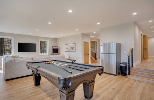 Lake Harmony Estates House | Lake Harmony Access - Swim/Beach, Arcade, Firepit, Outdoor Griddle, 8min to Ski
