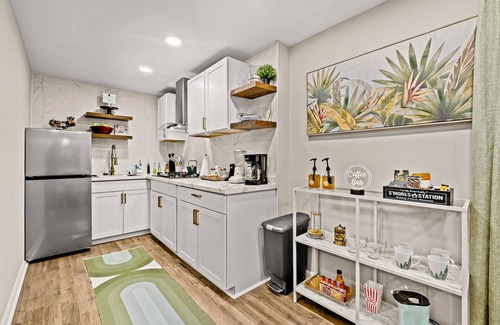 Conyers House | Lake Haven-Entire guesthouse with Hot Tub, Paddleboat, and Fishing!
