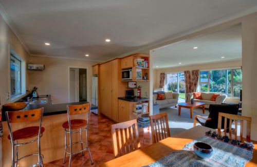 Lake Hawea House | Lake Hawea Hideaway - Lake Hawea Holiday Home