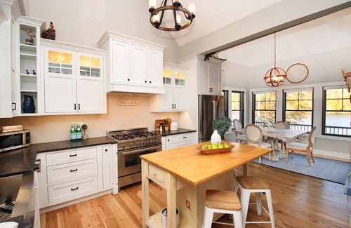 Danbury House | Lake House Retreat on beautiful Candlewood Lake